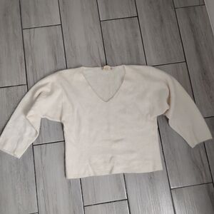 DDDominick Elegant Cream V-Neck Women's Sweater Size M
